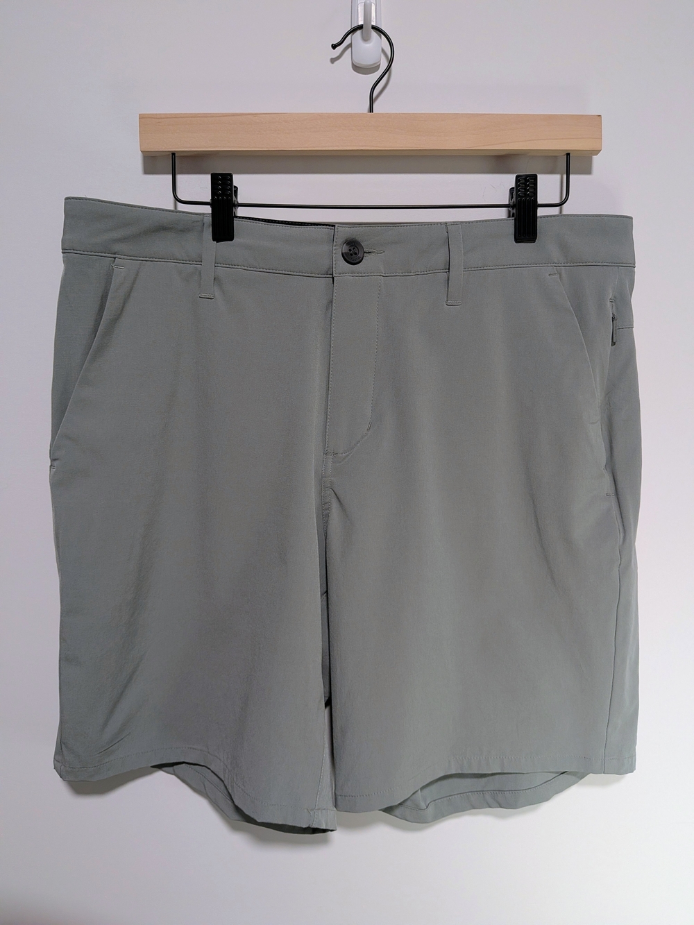 Vuori Aim Shorts 8" Men’s Size 32 Light Gray Performance Stretch